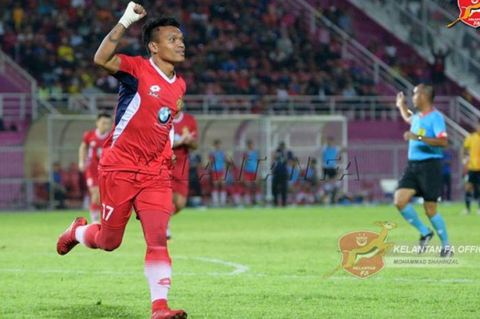 Selebrasi eks penyerang Kelantan FA asal Indonesia, Ferdinand Sinaga seusai mencetak gol ke gawang Kuantan FA pada laga uji coba di Stadium Sultan Muhammad IV, Kota Bharu, Rabu (24/1/2018) malam. 