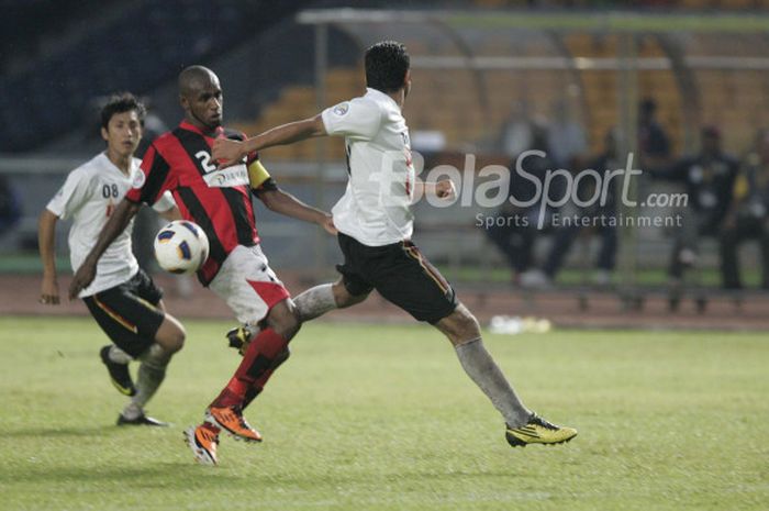 Penyerang Persipura Jayapura, Boaz Solossa, dalam laga Piala AFC 2011 kontra East Bengal.