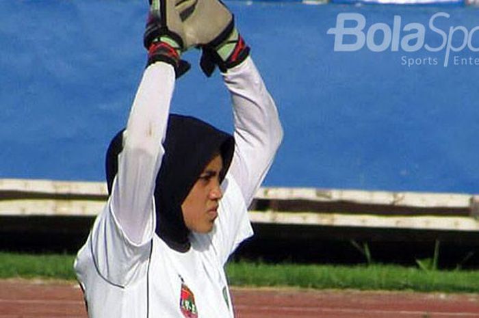 Kiper Debi Puspita Rani dari Persimura Wanita dipanggil mengikuti latihan timnas putri Indonesia untuk Asian Games 2018.