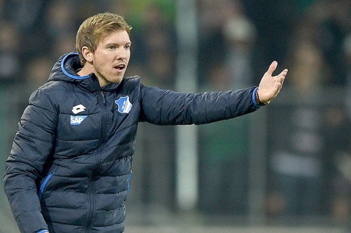 Pelatih Hoffenheim, Julian Nagelsmann, memberikan arahan kepada timnya saat menghadapi Borussia Moenchengladbach dalam laga lanjutan Bundesliga 2016-2017 di Moenchengladbach, pada 26 November 2016.