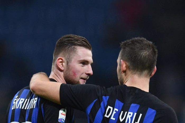  Duo bek Inter Milan, Milan Skriniar dan Stefan de Vrij, dalam laga Liga Italia pekan ke-13 melawan Frosinone, pada 24 November 2018 di Stadion Giuseppe Meazza, Milan. 