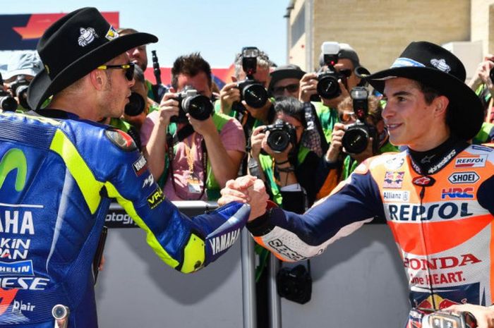 Pebalap Movistar Yamaha, Valentino Rossi (kiri), berjabatan tangan dengan Marc Marquez (Repsol Honda) selepas balapan GP Americas di Circuit of the Americas, Austin, Amerika Serikat (23/4/2017).