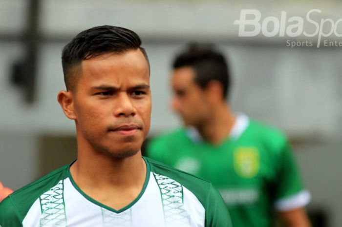 Gelandang PS TNI, Manahati Lestusen, dalam pertandingan melawan Persebaya Surabaya di Piala Presiden 2018 di Stadion Gelora Bung Tomo, Kamis (18/1/2018). 