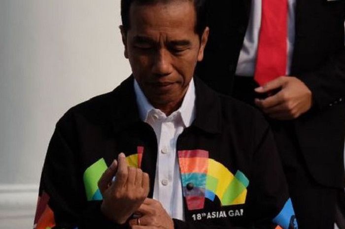 Jokowi dengan jaket Asian Games 2018