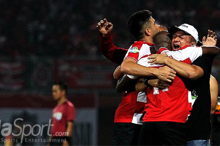     Pelatih Madura United, Gomes de Oliveira (kanan), bersama pemainnya merayakan kemenangan atas Mi