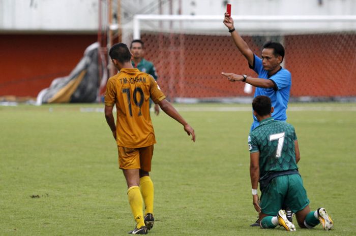  Wasit memberikan kartu merah kepada gelandang Bhayangkara FC, TM Ichsan saat mereka dijamu PSS Sleman pada uji coba di Stadion Maguwoharjo, Rabu (28/2/2017) sore.  