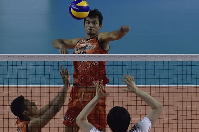 Pebola voli Indonesia 2 Rian Irawan bersiap melepaskan smes ke arah pebola voli Jepang Hirai Kaisei pada semifinal bola voli 18th Asian Games Invitation Tournament di Tennis Indoor Senayan, Jakarta, Rabu (14/2/2018).