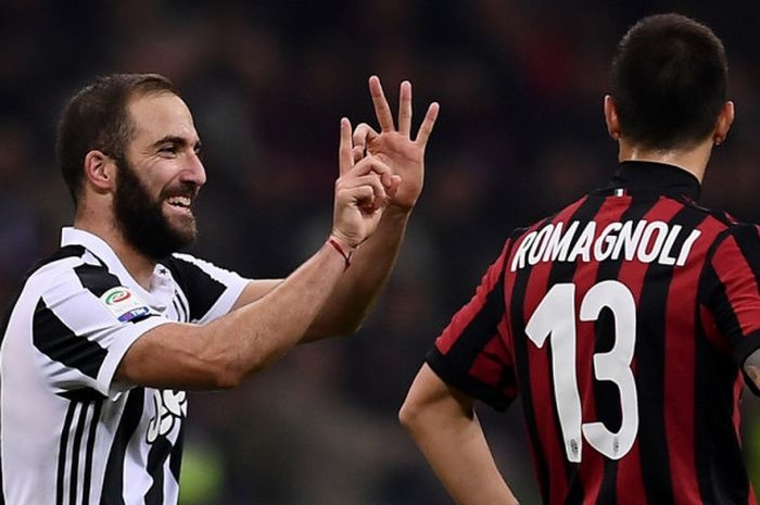 Striker Juventus, Gonzalo Higuain (kiri), merayakan golnya ke gawang AC Milan dalam laga Liga Italia di Stadion San Siro, Milan, pada 28 Oktober 2017. 