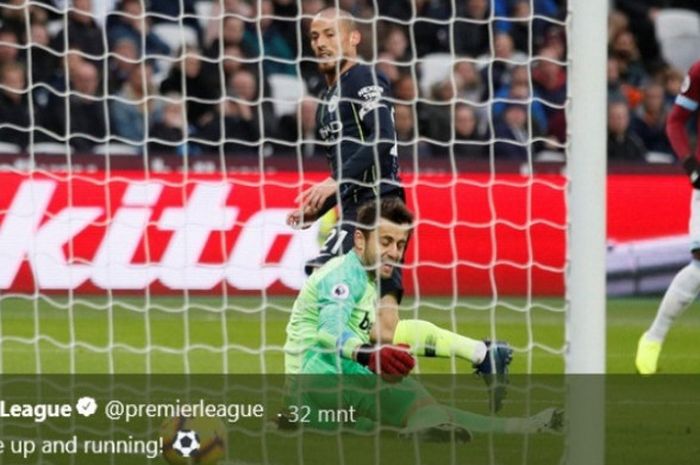 Gelandang Manchester City, David Silva, menjebol gawang West Ham United dalam partai Liga Inggris di London Stadium, Sabtu (24/11/2018)