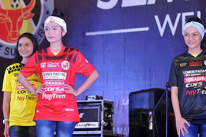 Model menampilkan tiga kostum terbaru Semen Padang yang akan dipakai di kompetisi Liga 2 2018-2019 dalam acara peluncuran tim di sebuah hotel di Padang, Minggu (18/3) malam.