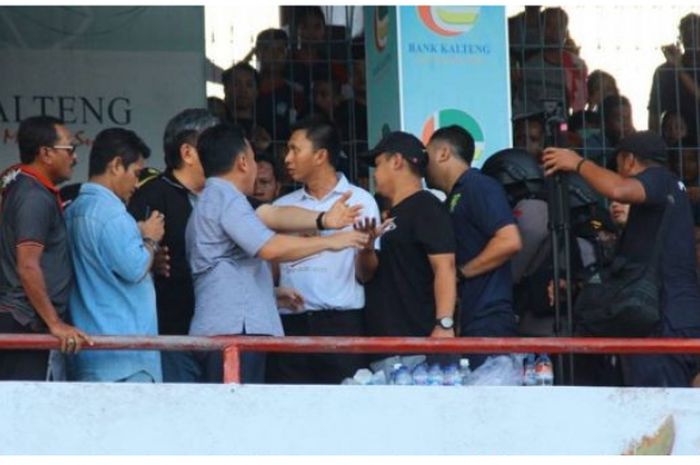 Ketegangan di tribun kehormatan dalam laga Kalteng Putra Vs Persebaya Surabaya