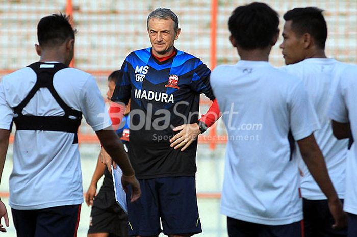 Pelatih Madura United, Milomir Seslija, saat memimpin latihan rutin di Stadion Gelora 10 November Surabaya, Jawa Timur, Rabu (02/05/2018) sore.
