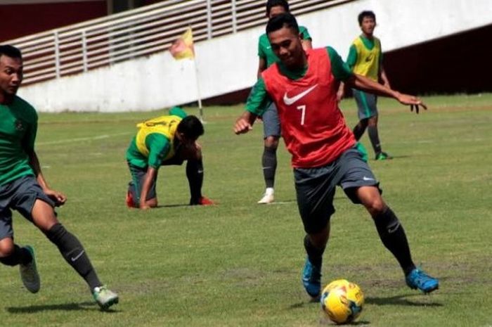 Gelandang M Hargianto (kiri) dan pemain belakang Ricky Fajrin dalam sesi latihan timnas Indonesia di Stadion Maguwoharjo, Sleman, Selasa (25/10/2016). 