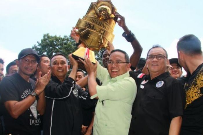 Presiden Sriwijaya FC, Dodi Reza Alex (kanan) dan manajer Ucok Hidayat mengangkat trofi Piala Gubernur Kaltim 2018 pada konvoi di Palembang pada Kamis (8/3/2018). 