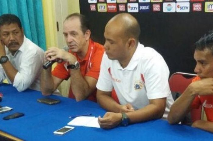 Pelatih Persija Jakarta, Paulo Camargo (kedua dari kiri), dalam jumpa pers pascalaga kontra Persiba Balikpapan di Stadion Persiba, Rabu (20/7/2016).