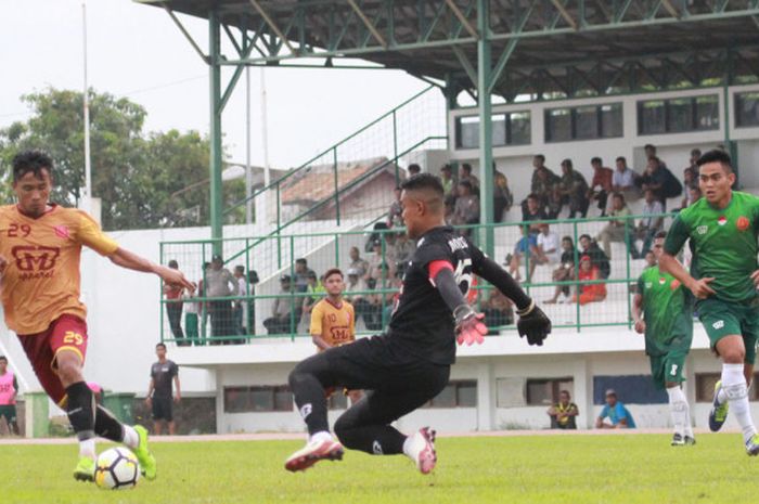 Kiper PS TNI, Teguh Amiruddin (tengah) mencoba memotong bola dari penguasaan pemain Persika Karawang, di Stadion SingaperBangsa, Karawang, Kamis (11/1/2018).