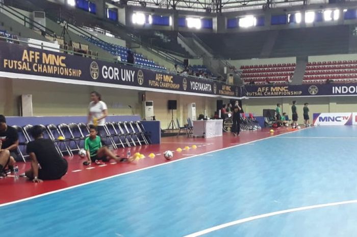 Dua pilar timnas futsal Indonesia, M Iqbal dan Andri Kustiawan latihan terpisah di GOR UNY, Kamis (9/11/2018).