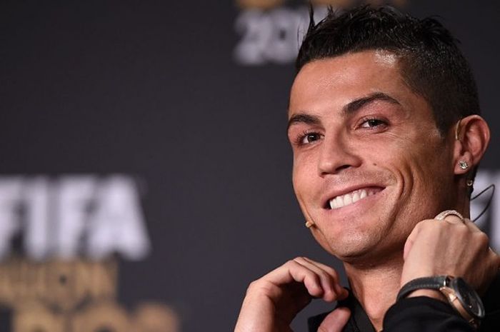 Cristiano Ronaldo tersenyum saat melakoni sesi jumpa pers dalam rangkaian acara FIFA Ballon d'Or 2015, 11 Januari 2016.