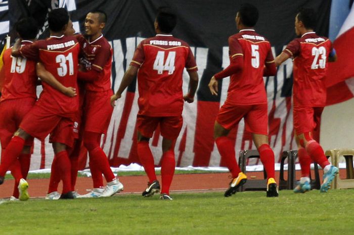 Selebrasi pemain Persis seusai Tri Handoko sukses membobol gawang Bhayangkara FC pada uji coba di Stadion Manahan, Solo, Minggu (25/2/2018) sore.