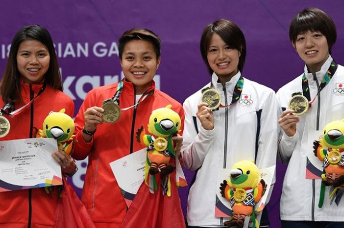 Pasangan ganda putri Indonesia, Greysia Polii/Apriyani Rahayu, berpose dengan Yuki Fukushima/Sayaka Hirota (Jepang) setelah mendapat medali perunggu Asian Games 2018 di Istora Senayan, Jakarta, Senin (27/8/2018).