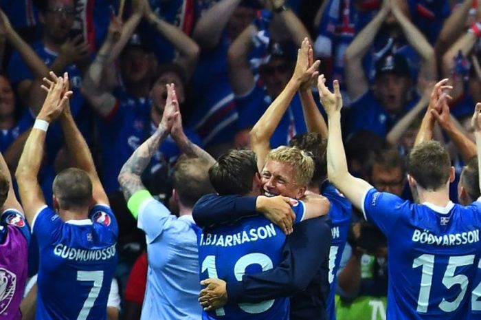 Pelatih Islandia, Heimir Hallgrimsson (tengah), dan para pemainnya merayakan kemenangan atas Inggris dalam laga babak 16 besar Piala Eropa di Stadion Allianz Riviera, Nice, Prancis, pada 27 Juni 2016.