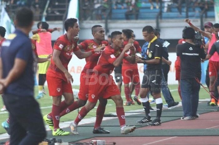  Penyerang Kalteng Putra, Rivaldy Bawuo melakukan selebrasi setelah mencetak gol ke gawang Persebaya, Kamis (12/10/2017)