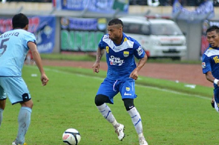 Hilton Moreira beraksi untuk Persib Bandung.