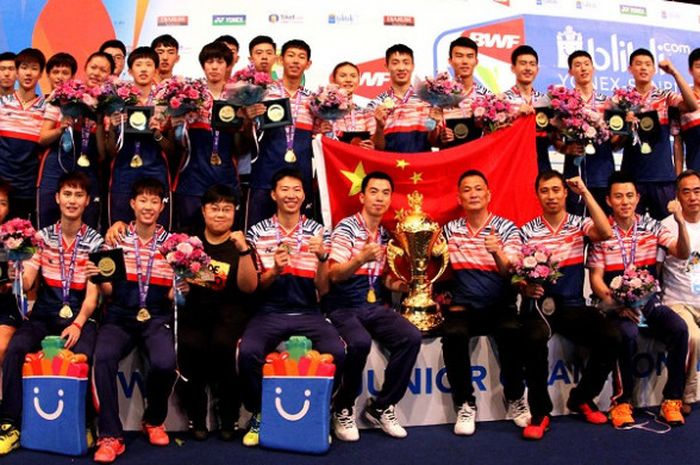 Tim Bulu Tangkis China berpose dengan Piala Suhandinata seusai mengalahkan Malaysia 3-1 pada final K