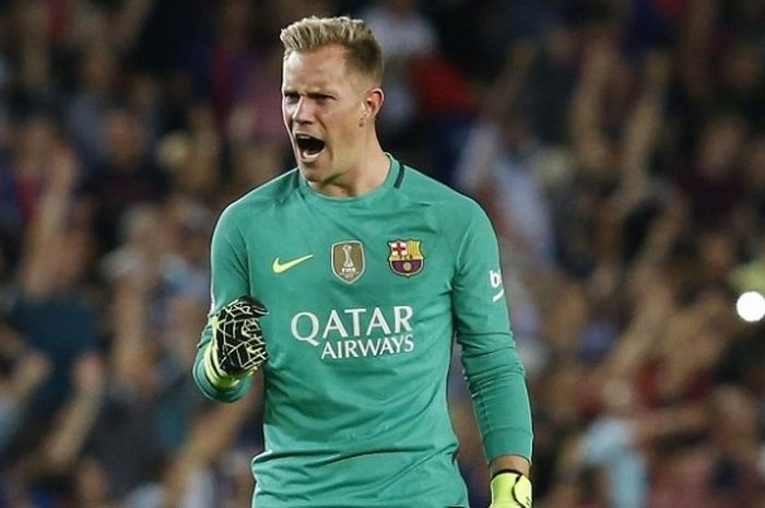 Ekspresi kiper FC Barcelona, Marc-Andre ter Stegen, saat tampil dalam laga La Liga kontra Atletico Madrid di Stadion Camp Nou, 21 September 2016.