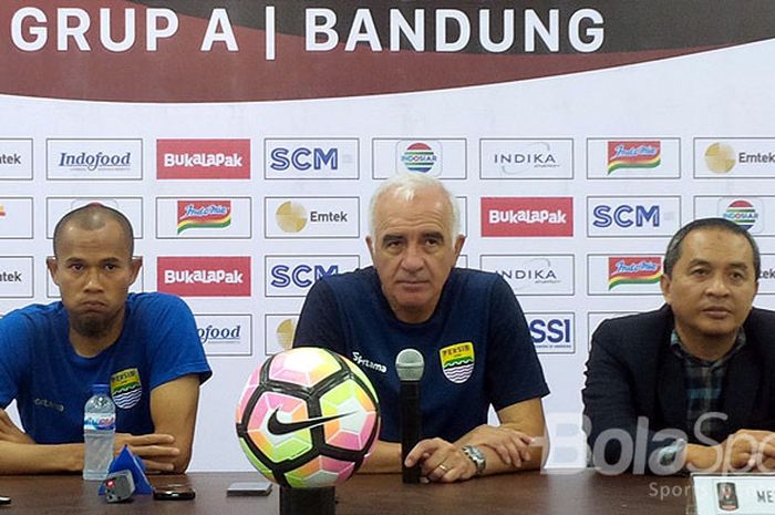 Pelatih Persib, Mario Gomez (tengah) ditemani pemainnya Supardi Nasir (kanan) seusai pertandingan menghadapi PSM di Stadion GBLA, Kota Bandung, Jumat (26/1/2018).