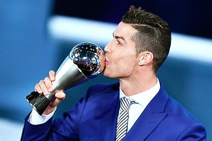 Pemain Real Madrid, Cristiano Ronaldo, mencium trofi penghargaan Pemain Pria Terbaik FIFA 2016 di Zurich, Swiss, Senin (9/1/2017) waktu setempat. 