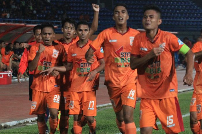 Pemain Borneo FC U-19 merayakan gol pertama yang dicetak Abdul Hamid (nomor 28) pada laga persahabatan melawan Thailand U-19 di Stadion Segiri Samarinds, Kalimantan Timur, Rabu (11/10/2017). 