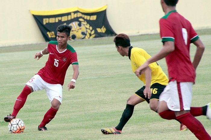 Aksi gelandang tim nasional U-19, Syahrian Abimanyu, saat menghadapi Persikama dalam laga uji coba di Stadion Gemilang, Kabupaten Magelang, Rabu (24/8/2016).