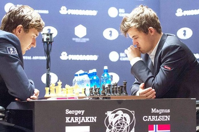 Juara bertahan Magnus Carlsen vs Sergey Karjakin, membagi skor 5,5-5,5 hingga babak 11, Minggu (27/11), di Kejuaraan Dunia Catur, New York, Amerika Serikat.