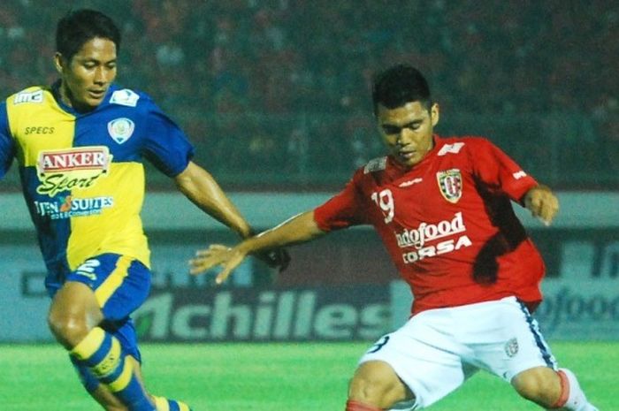 Pemain Bali United, Hendra Sandi Gunawan (kanan), beraksi di lapangan.