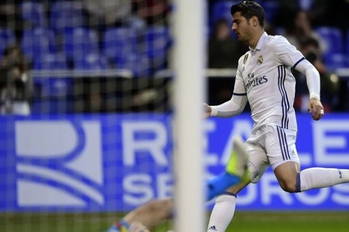 Penyerang Real Madrid, Alvaro Morata, mencetak gol dalam pertandingan La Liga melawan Deportivo La Coruna di Municipal de Riazor stadium in La Coruna, pada 26 April 2017. 