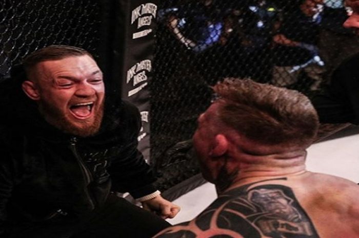 Conor McGregor (kiri) saat menorobos keamanan demi mengucapkan selamat kepada rekannya Charlie Ward pada ajang Bellator 187, Jumat (10/11/2017). 