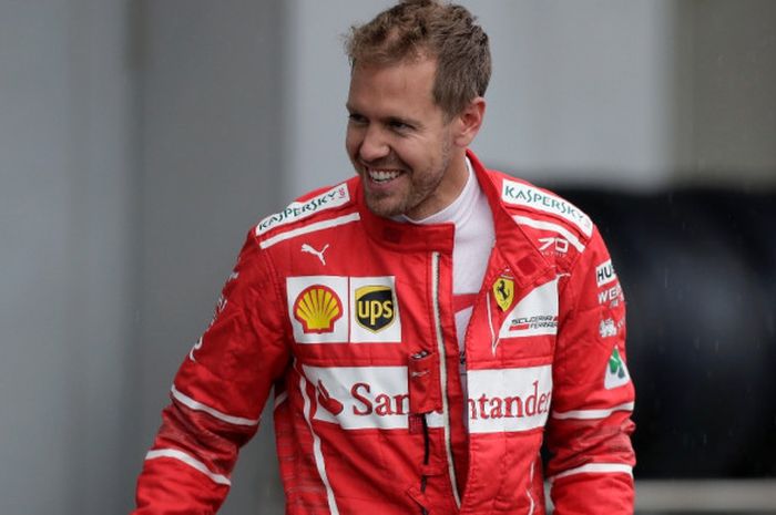Pebalap Ferrari dari Jerman, Sebastian Vettel, berjalan di paddock sebelum menjalani sesi latihan kedua GP Jepang di Sirkuit Suzuka, Jumat (6/10/2017).