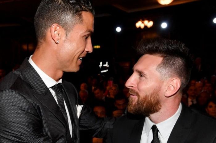   Cristiano Ronaldo (kiri) dan Lionel Messi bertemu dalam acara penganugerahan trofi The Best FIFA Football Awards di London, 23 Oktober 2017.  