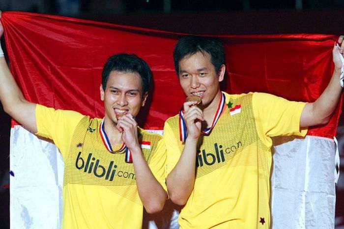 Pasangan ganda putra Indonesia, Mohammad Ahsan/Hendra Setiawan saat meraih gelar Kejuaraan Dunia 2015 di Istora Senayan, Jakarta