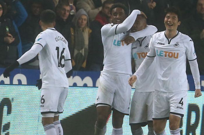 Pemain Swansea City merayakan gol Jordan Ayew (kedua dari kanan) dalam pertandingan Liga Inggris melawan Arsenal di Stadion Liberty, Swansea, pada 30 Januari 2018.