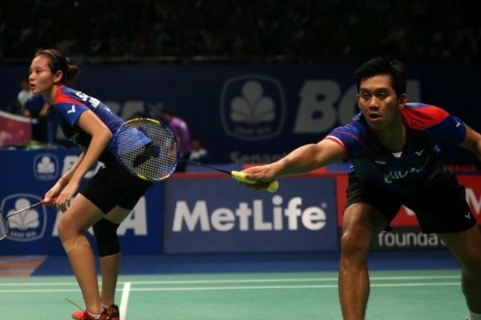 Pasangan ganda campuran Indonesia, Alfian Eko Prasetya/Annisa Saufika, sedang mengembalikan kok ketika menghadapi pasangan asal China, Zhang Nan/Zhao Yunlei, pada babak perempat final BCA Indonesia Open Superseries Premiere 2016, yang berlangsung di Istora Gelora Bung Karno, Senayan, Jakarta, Jumat (3/6/2016).