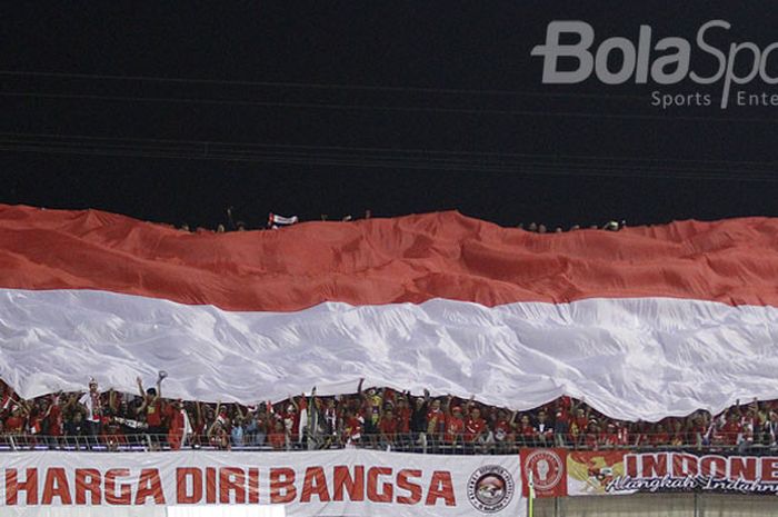 Pendukung timnas Indonesia mengibarkan bendera Indonesia untuk mendukung timnas saat melawan Vietnam pada SEA Games 2017 di Stadion Selayang, Malaysia (22/8/2017). 