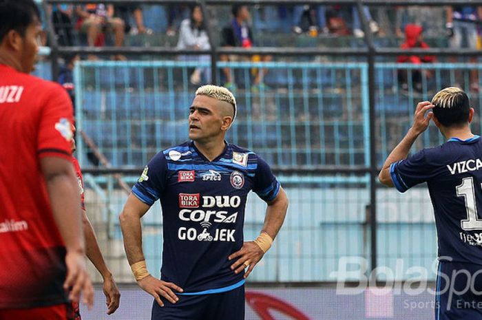 Absor Fauzi (kiri), Cristian Gonzales, dan Esteban Gabriel Vizcarra (kanan) dalam pertandingan antara Arema FC melawan Persiba Balikpapan.