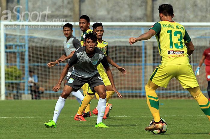 Aksi pemain muda Persela Lamongan, Sendy Pratama, dalam laga perdana Suramadu Super Cup 2018 melawan Kedah FA di Stadion Gelora Bangkalan, Jawa Timur, Senin (08/01/2018) sore.