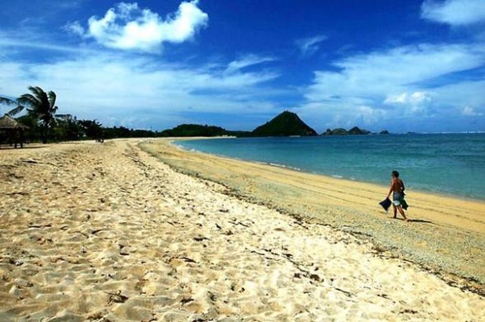 Panorama Pantai Kuta, kawasan Mandalika, Lombok Tengah, Nusa Tenggara Barat, Kamis (16/6/2016). Kawa