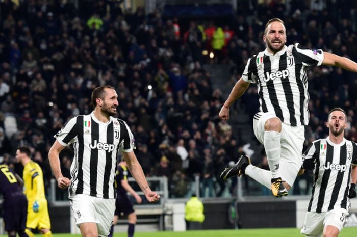 Penyerang Juventus, Gonzalo Higuain, melakukan selebrasi setelah mencetak gol ke gawang Tottenham Hotspur pada laga leg pertama babak 16 besar Liga Champions, Selasa (13/2/2018) waktu setempat.