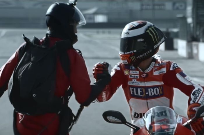 Pebalap MotoGP, Jorge Lorenzo, adu cepat dengan atlet terjun payung, Jeff Provenzano di Sirkuit Riccardo Paletti, Varano, Italia