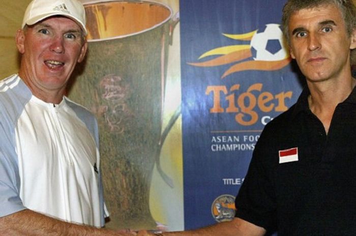 Pelatih timnas Thailand, Peter Withe, berjabat tangan dengan pelatih timnas Indonesia, Ivan Kolev, pada 28 Desember 2002 di Jakarta sehari sebelum laga final Piala Tiger.