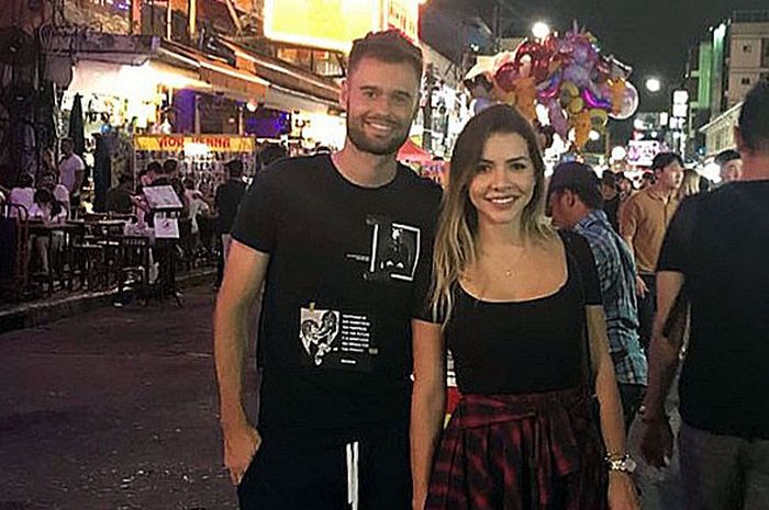 Gelandang Barito Putera, Douglas Packer bersama pasanganya saat mengisi liburan jeda Liga 1 2018 dengan bertamasya ke Thailand.